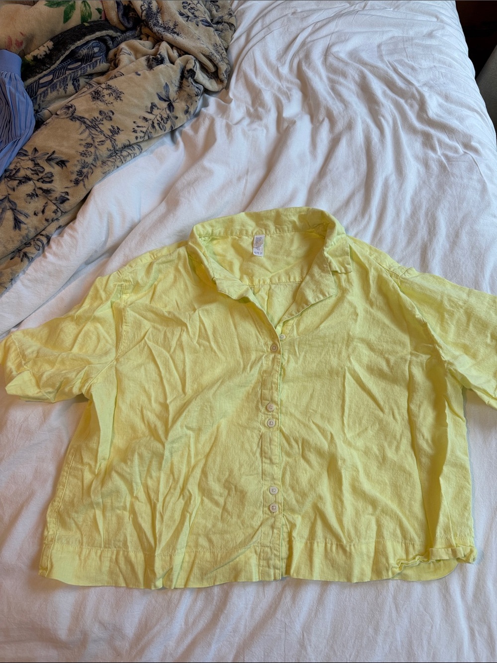 Short-Sleeve Button-Up Pajama Shirt in Light Yellow